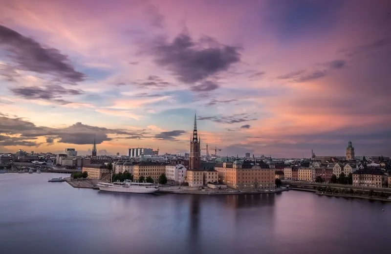 Sztokholm o zmierzchu — nabrzeże Riddarholmen nad wodą